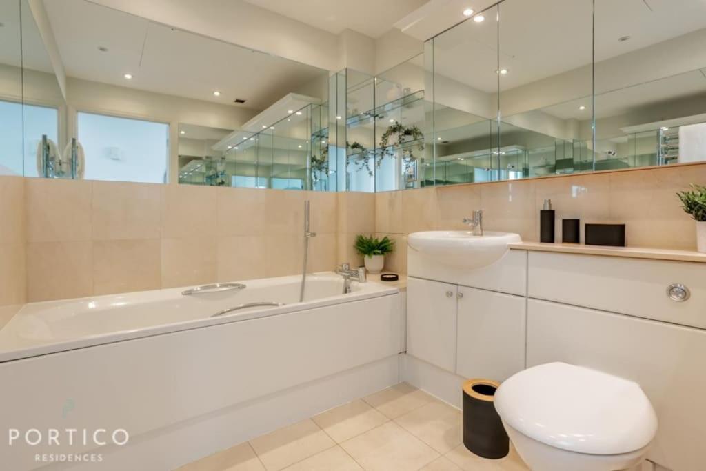 Portico Residences - Stunning Penthouse With River Views In Battersea *