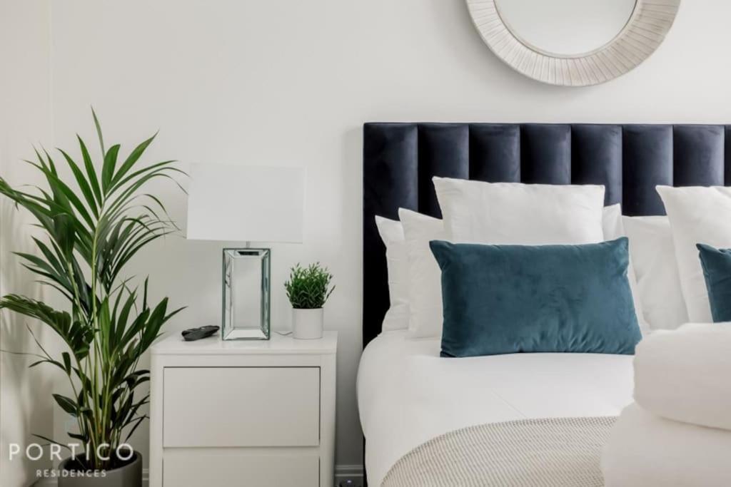 Portico Residences - Stunning Penthouse With River Views In Battersea *